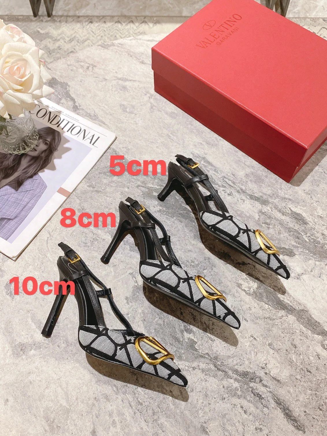 👟👟Ex-factory price 440👟👟 Genuine leather sole +40 Top version 𝑉𝐴𝐿𝐸𝑁𝑇𝐼𝑁𝑂 Valentino 2023 spring and summer new women's 5⃣️color empty back sandals The unique [V logo fabric printing pattern] brings out a full sense of high-end, and the new season will live up to expectations! Worth buying★Absolutely high-grade❥Original method, Absolutely sensual❥Elegant style, creating a different feeling, simple and elegant style!  Code number: 35-41 (34-42 customized) Fabric: Fabric printed cloth Lining: Sheepskin lining Heel height: 3 options 5cm-8cm-10cm Leather outsole Rubber outsole